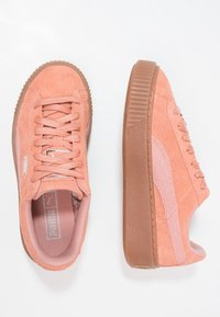 Baskets en suède rose avec une finition texturée, dotées d'une semelle en caoutchouc marron et d'accents ton sur ton. Design à lacets avec un profil bas.