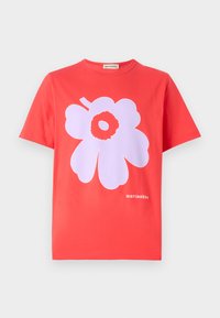 Červené bavlněné tričko s velkým grafickým motivem fialkové květiny a názvem značky "marimekko" v bílé barvě. Krátké rukávy, kulatý výstřih.