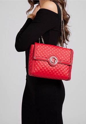 Borsa trapuntata rossa realizzata in materiale sintetico. Presenta un logo circolare argentato e una tracolla a catena. Forma rettangolare con chiusura a patta frontale.