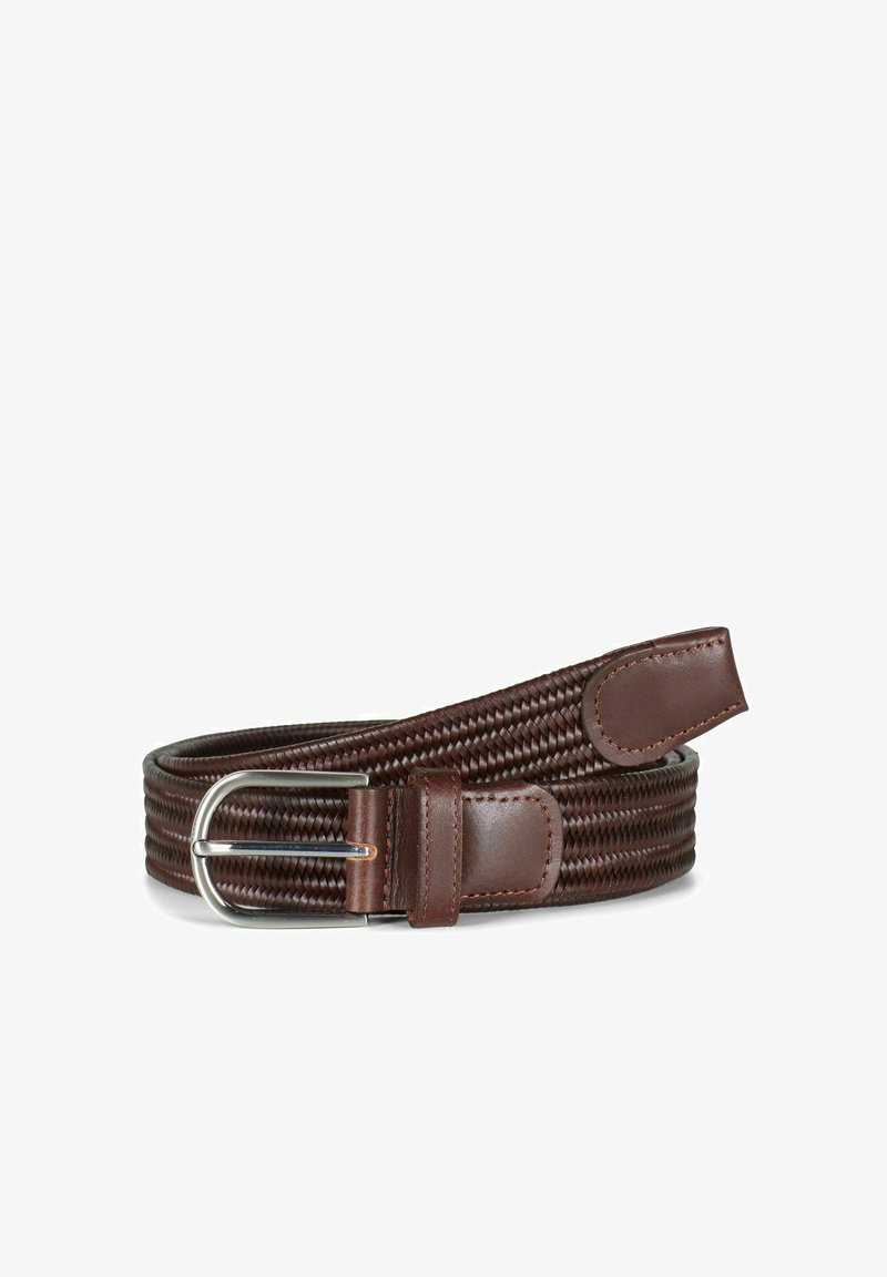 Ceinture en cuir tressé marron avec boucle en métal argenté, enroulée, montrant des détails de couture sur l'extrémité et la passant de ceinture.