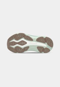 Semelle en caoutchouc de chaussure de course avec une base vert menthe et des motifs de traction marron; comprend des rainures pour plus de flexibilité et d'adhérence.