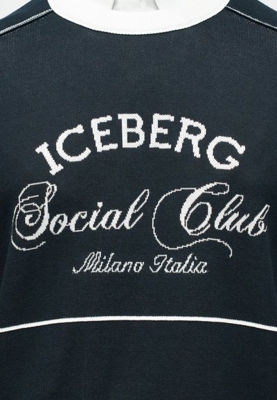 Ναυτικό μπλε πλεκτό πουλόβερ με λευκό κείμενο "ICEBERG Social Club Milano Italia" και λευκές λεπτομέρειες περιγράμματος.