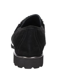 Schwarze Wildlederschuhe mit niedrigem Absatz, die mit Nieten entlang der Kante verziert sind und eine strukturierte Sohle besitzen. Die Rückansicht zeigt eine saubere Nahtführung.