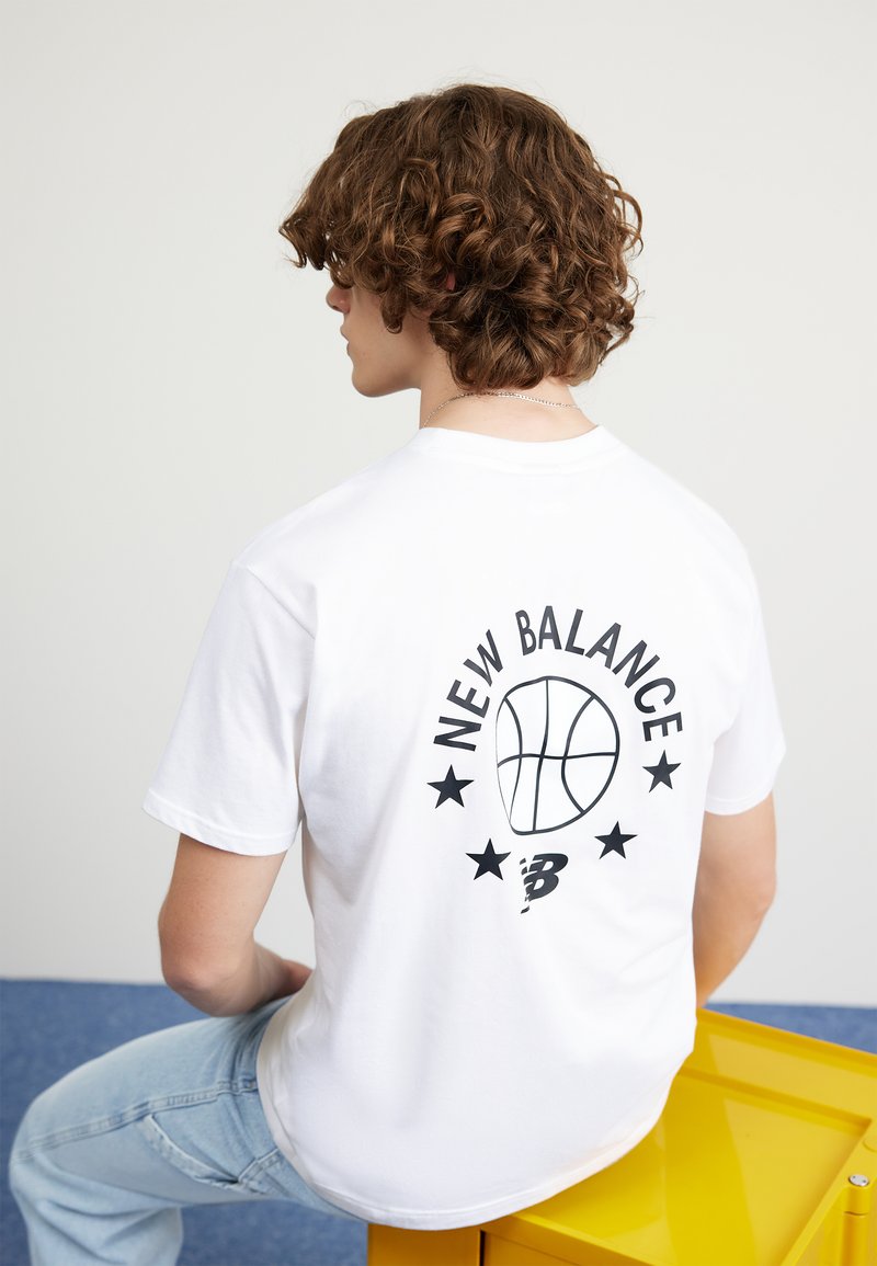 New Balance HOOPS ESSENTIALS - T-shirts print - white/hvid - Zalando.dk