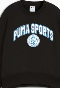 Čierny oversized svetrier zo 100% bavlny, s modrým a bielym textom a logom "PUMA SPORTS". Hladký vrchok a manžety sú rebrované.