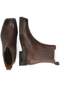 Botines de cuero marrón con puntera cuadrada, paneles laterales texturizados, acentos acanalados y suela de goma plana.