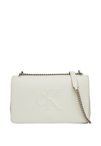 Borsa a spalla in pelle bianca con logo 'CK' a rilievo, tracolla a catena, forma rettangolare elegante, texture liscia e dettagli di cucitura sottili.