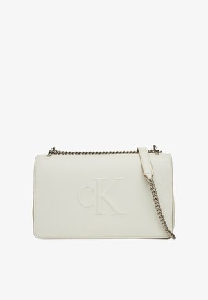 Borsa a spalla in pelle bianca con logo 'CK' a rilievo, tracolla a catena, forma rettangolare elegante, texture liscia e dettagli di cucitura sottili.