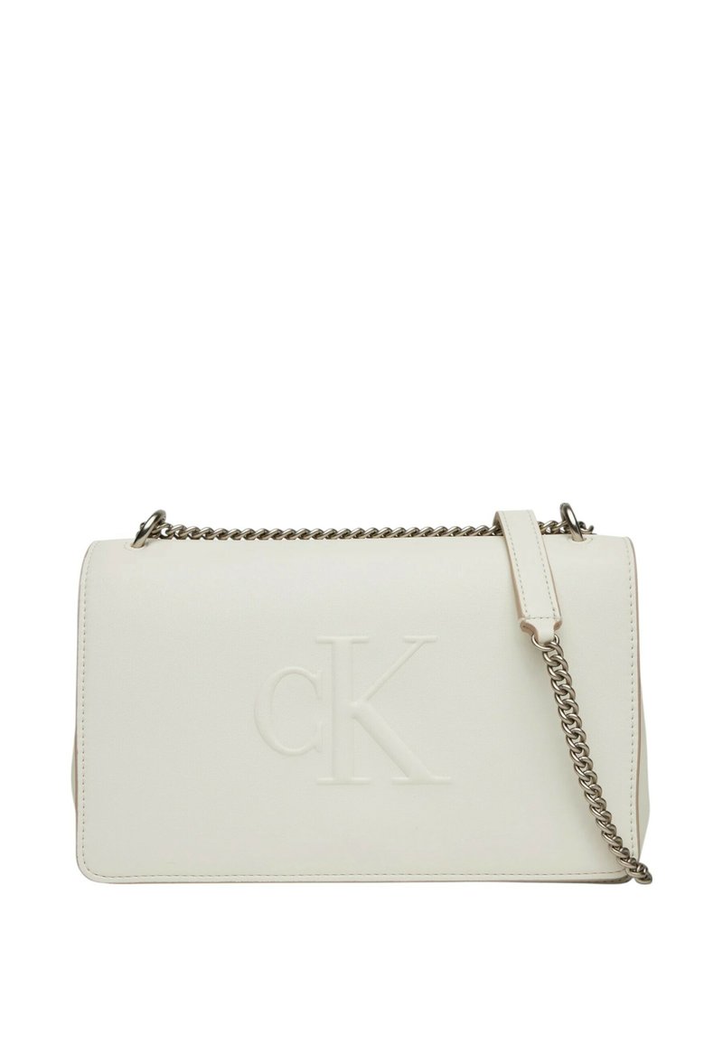 Borsa a spalla in pelle bianca con logo 'CK' a rilievo, tracolla a catena, forma rettangolare elegante, texture liscia e dettagli di cucitura sottili.