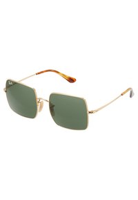 Occhiali da sole in metallo dorato con lenti verdi. Forma quadrata, montatura sottile e dettagli marrone chiaro sulle aste. Presentano cuscinetti per il naso per un maggiore comfort.