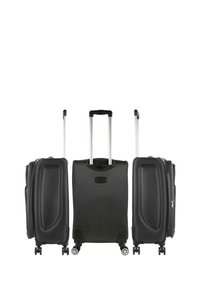 Maleta dura negra con asa retráctil, dos ruedas laterales, superficie texturizada y detalles de cremallera, mostrada desde el frente y los lados.