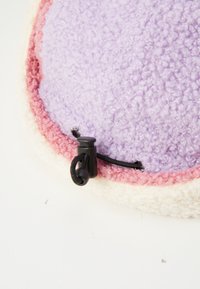 Bolsita de felpa multicolor en lavanda, rosa y crema. Presenta una textura suave, bordes cosidos y un cordón de cierre negro.