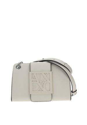 Borsa beige con finitura testurizzata, forma rettangolare e patta frontale con un logo del marchio in rilievo. Tracolla regolabile.