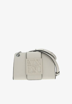 Borsa beige con finitura testurizzata, forma rettangolare e patta frontale con un logo del marchio in rilievo. Tracolla regolabile.