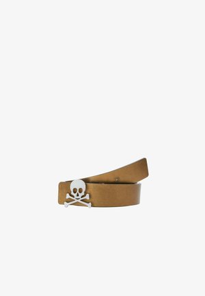 Cinturón de cuero marrón enrollado con una hebilla plateada en forma de calavera y huesos cruzados, centrado sobre un fondo blanco.