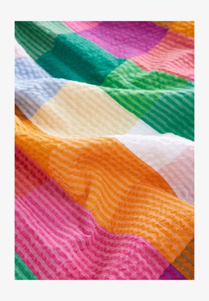 Tkanina z barvnimi karo vzorci v oranžni, roza, zeleni, modri in beli barvi, z teksturiranim, lahkim in tkanim videzom.