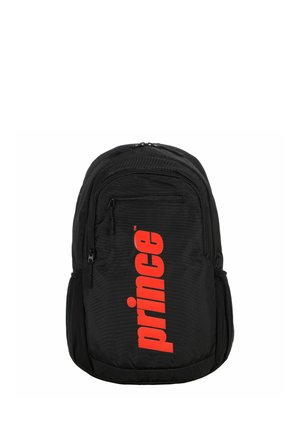 Zwarte rugzak met meerdere ritsvakken en een opvallend verticale rode "prince"-logo op het voorvak.