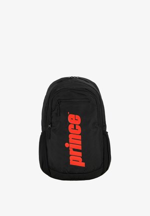 Zwarte rugzak met meerdere ritsvakken en een opvallend verticale rode "prince"-logo op het voorvak.