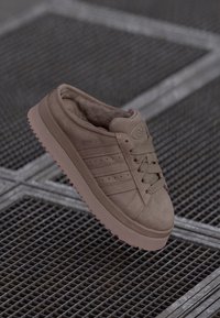 adidas Originals CAMPUS 00S WTR - Sporta apavi - earth strata/trace brown