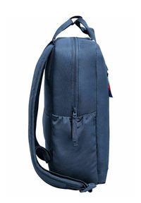 Blå tygryggsäck med rektangulär form, utrustad med dragkedjestängning, justerbar rem och en mindre framficka med dragsko.