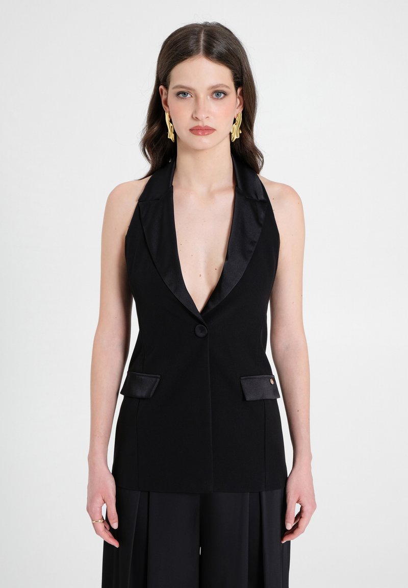 Schwarzer Halfter-Blazer mit satinierter Revers, einfacher Knopfverschluß und zwei vorderen Taschen; glatte Textur, taillierte Passform.