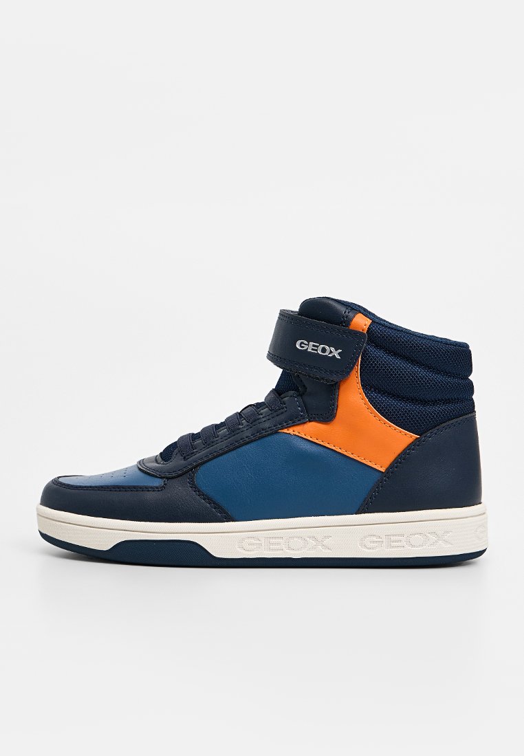 Hochschaft-Sneaker mit navy blauem Leder- und Mesh-Obermaterial, orangefarbenem Akzent, weißer Gummisohle und Klettverschluss. Verfügt über strukturierte Seiten und ein Logodetail.