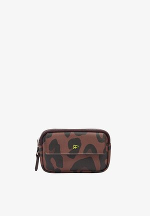 Mała prostokątna brązowa saszetka z czarnymi abstrakcyjnymi plamami, przednia kieszeń, srebrny zamek błyskawiczny i małe żółte logo na kieszeni.