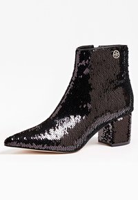 Stivale alla caviglia nero in paillettes con punta affilata e tacco a blocco. Presenta paillettes lucide che coprono la tomaia e un accento decorativo in metallo.