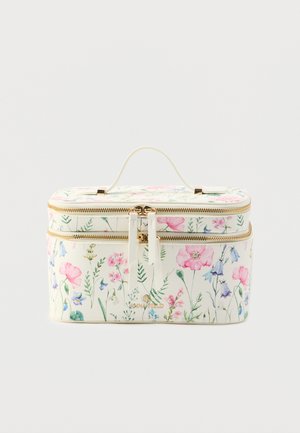 Cosmetische tas met bloemenpatroon in crèmekleur, voorzien van een ritssluiting, gouden beslag en een handvat voor gemakkelijk dragen. Afmetingen: rechthoekige vorm.