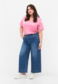 Zizzi SHORT-SLEEVED WITH V-NECK - Jednoduché tričko - rosebloom