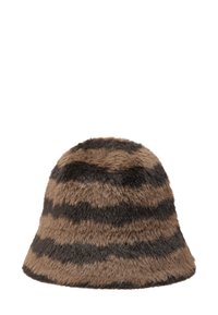 Brązowo-czarny kapelusz bucket z paskami, wykonany z futrzanego materiału imitującego futro, o miękkiej teksturze, zaokrąglonej koronie i szerokim rondzie opadającym w dół.