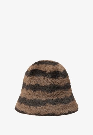 Brązowo-czarny kapelusz bucket z paskami, wykonany z futrzanego materiału imitującego futro, o miękkiej teksturze, zaokrąglonej koronie i szerokim rondzie opadającym w dół.