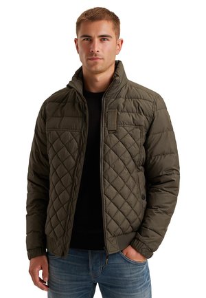 Gequilte olijfgroene jas met een hoge kraag, ritsluiting en een gestructureerde stof. Heeft diagonale stiksels en elastische manchetten.