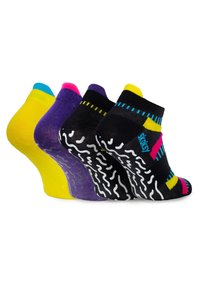 Cztery pary kolorowych skarpetek sięgających kostek, w kolorach żółtym, fioletowym, czarnym oraz wzorzystym, z gumowymi podszewkami i kontrastującymi akcentami.