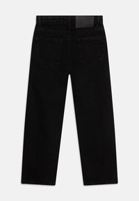 Jean denim noir avec une coupe droite, présentant une texture lisse, deux poches arrière et une étiquette de taille minimaliste.
