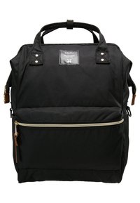 Sac à dos en nylon noir avec doubles poignées supérieures, une poche zipp ée à l'avant, des ferrures dorées et une étiquette en tissu sur le devant.