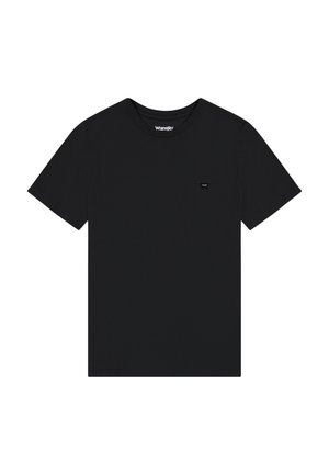 Czarna koszulka z krótkim rękawem i okrągłym dekoltem, z małą naszywką z logo Wrangler na lewej piersi.