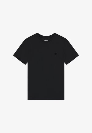 Czarna koszulka z krótkim rękawem i okrągłym dekoltem, z małą naszywką z logo Wrangler na lewej piersi.