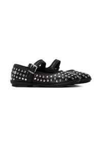 Scarpe flat nere con borchie argento, caratterizzate da una punta arrotondata e una fascia con fibbia. Materiale morbido e design a profilo basso.