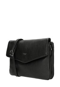 Černá kožená crossbody taška s texturovaným povrchem, klopou na zapínání, stříbrným kováním a nastavitelným popruhem. Kompaktní design pro snadnou přenosnost.