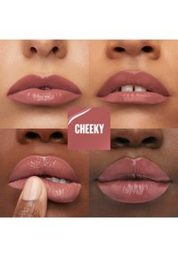 Quatre gros plans de lèvres présentant différentes nuances de rose doux et de nude. Une image montre un doigt touchant la lèvre inférieure. L'étiquette centrale indique "CHEEKY".