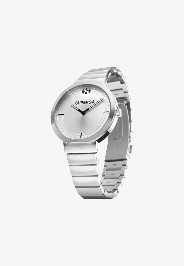 Silverfärgad handledsklocka med metallarmband. Rund urtavla med en borstad silverfärg, svart logotyp "SUPERGA" och minimalistiska timmarkeringar.