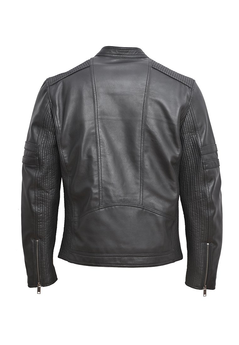 Chaqueta de motociclista de cuero negro con acentos acolchados en las mangas, cuello elevado y puños con cremallera. Textura suave con un diseño ajustado.