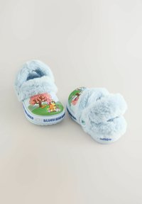 Pantofole di peluche azzurro chiaro con design di cartoni animati, texture soffice e suola colorata con il testo "Bluey e Bingo".
