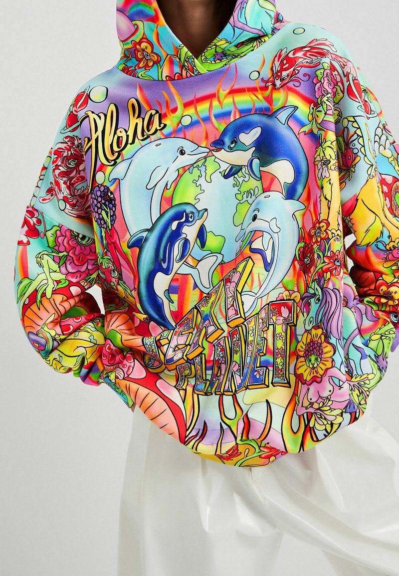 Sweat à capuche coloré avec des dauphins, orque, terre, fleurs, flammes et texte « Aloha » et « Sexy Planet » dans un design vibrant et psychédélique.