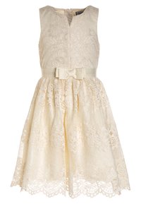 Koronkowa sukienka w jasnym kremowym kolorze, bez rękawów, z dekoltem w kształcie litery V oraz satynowym paskiem w talii zdobionym kokardą. Spódnica ma koronkowy brzeg o skośnym kształcie.