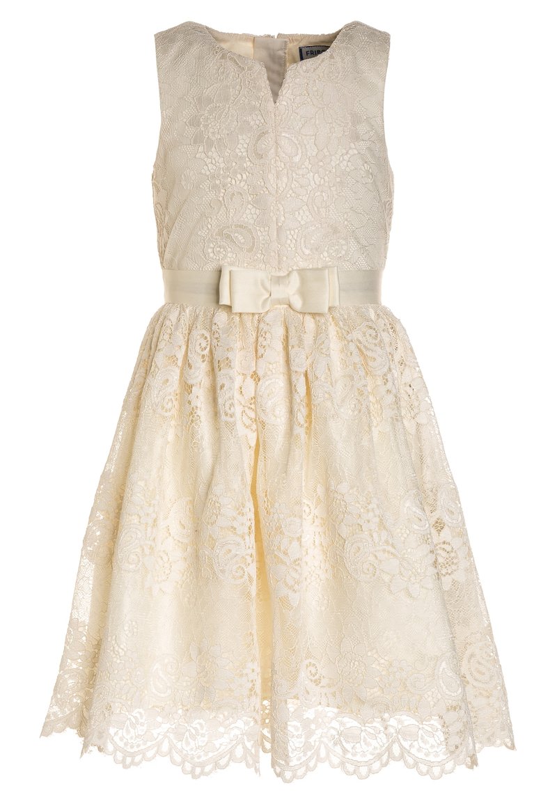 Koronkowa sukienka w jasnym kremowym kolorze, bez rękawów, z dekoltem w kształcie litery V oraz satynowym paskiem w talii zdobionym kokardą. Spódnica ma koronkowy brzeg o skośnym kształcie.