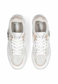 Baskets en mesh blanc avec détails beige, bout rond, lacets plats et logo distinctif. Partie supérieure texturée et intérieur rembourré pour le confort.