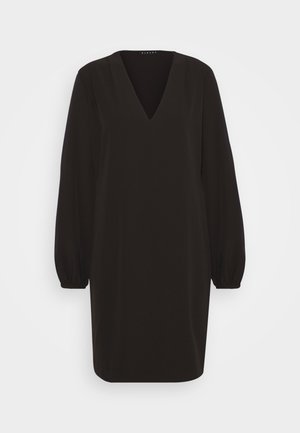 Robe noire avec un col en V, des manches longues bouffantes et une silhouette ample. Fabriquée en tissu lisse, avec des détails de couture délicats.