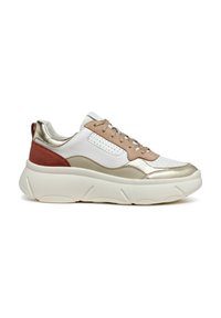 Sneaker bianca con accenti dorati e beige, finitura testurizzata sulla parte superiore, suola imbottita e un tab del tallone in suede rosso a contrasto.